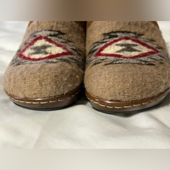 BORN BAILIE Closed back Clogs women size 6.5 Aztec Wool - Picture 3 of 5